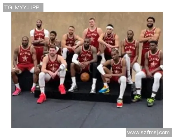 全球足球巨星齐聚一堂合影揭示足坛传奇人物风采与荣耀