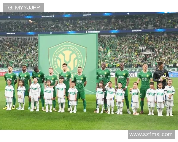 冬季足球赛季：球星在寒冬中激战，展现不屈精神与极致技巧